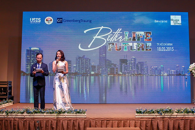 Mc Francis Hùng và Ngọc Diễm (Hoa hậu Du lịch Việt Nam 2008) khai mạc chương trình