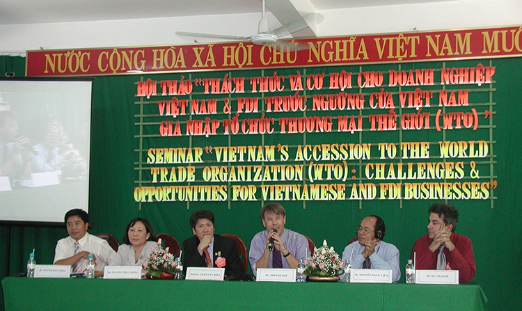 Giáo sư Henrik Trần Văn Hiển tại diễn Những thử thách và cơ hội cho Nam khi gia nhập WTO vào Tháng 3 - 2006