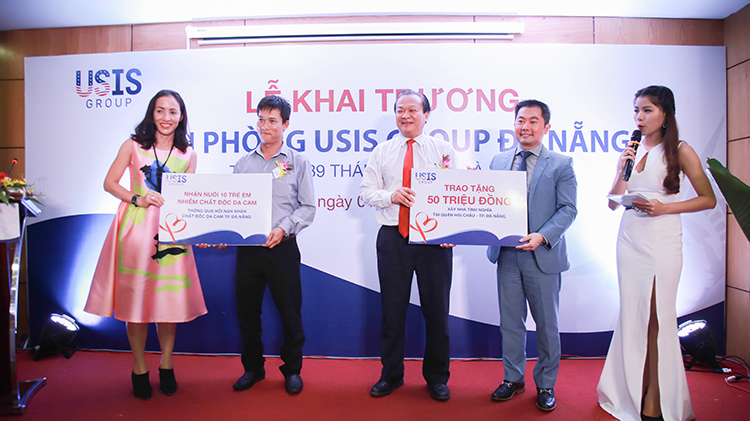 Đại diện USIS Group trao tặng 50 triệu đồng để xây dựng nhà tình nghĩa tại Quận Hải Châu, Tp. Đà Nẵng