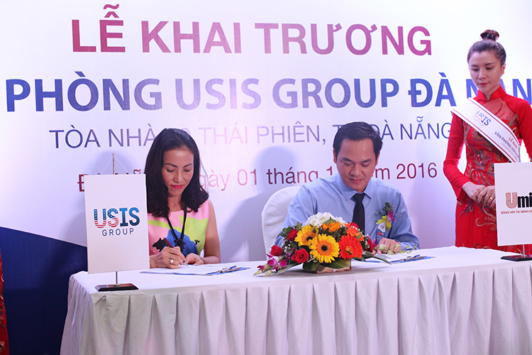 Đại diện USIS Group và Công ty Sinh trắc Dấu vân tay Umit thực hiện nghi thức ký kết hợp tác chiến lược