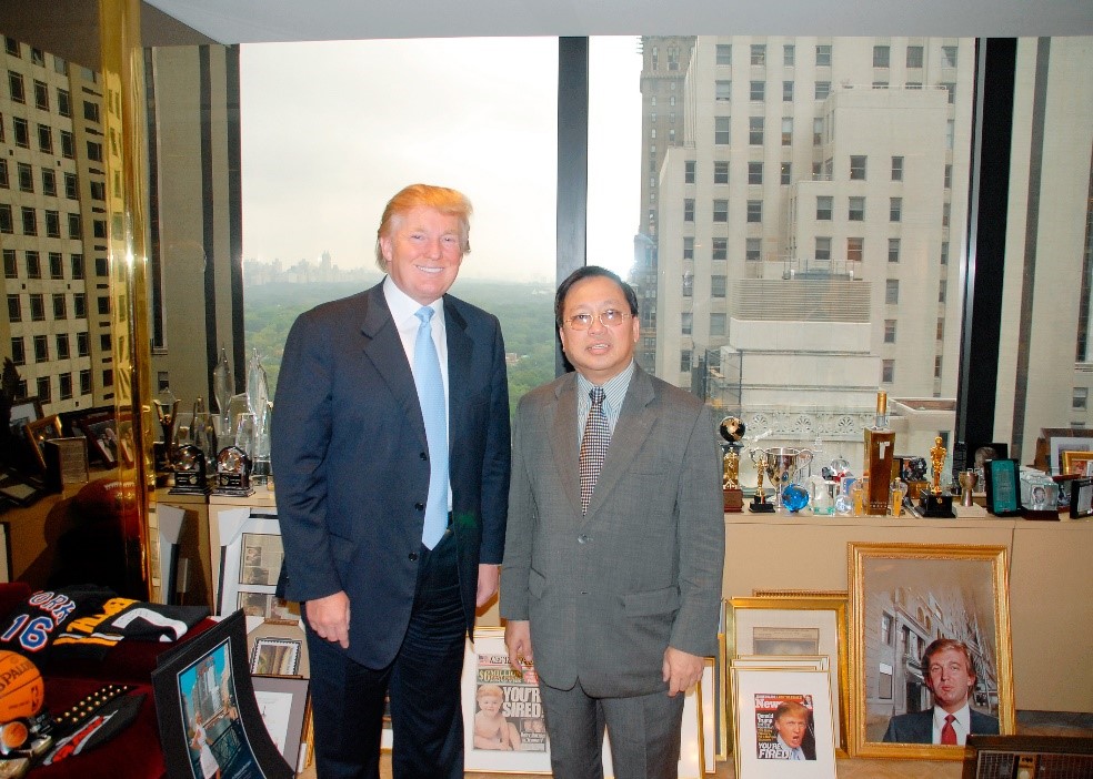 Gs. Hà Tôn Vinh với ông tỷ phú Donald Trump ở New York.